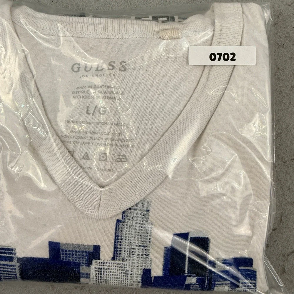 Guess Los Angeles Skyline Graphic V-Neck T-Shirt Mens Large White Blue Cotton‎ - Picture 9 of 9
